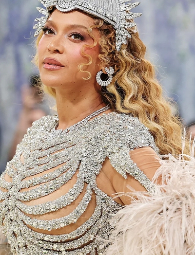 Nữ hoàng showbiz diện chiếc vòng cổ đắt nhất lịch sử Met Gala nhưng vẫn bị chê vì lý do không tưởng