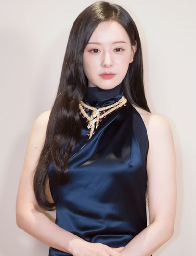 Kim Ji Won gặp đối thủ nhan sắc xứng tầm