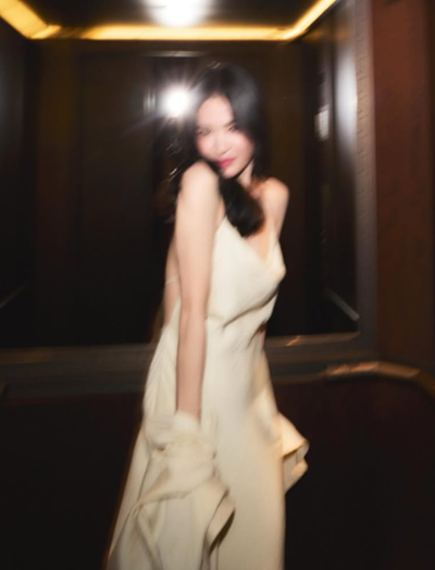 Song Hye Kyo lả lơi khoe lưng trần sexy hết cỡ