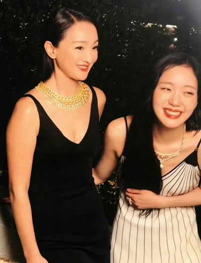 Khung hình sao Hoa - Hàn sang nhất lúc này: Đại minh tinh kế bên nàng thơ kém 17 tuổi