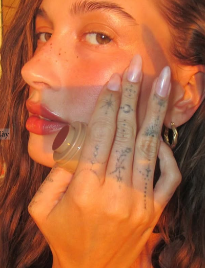 Hailey Bieber chẳng cần nail cầu kỳ vẫn khiến cả thế giới thi nhau bắt chước