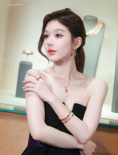 Triệu Lộ Tư cố tình bắt chước Jang Wonyoung?