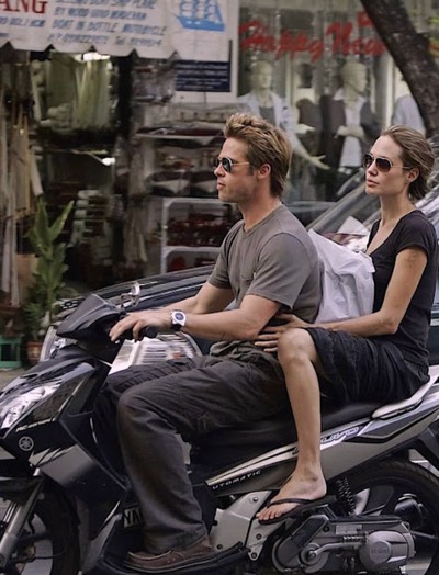 Cặp diễn viên Hollywood để đầu trần, phóng xe máy ở Việt Nam: Khoảnh khắc đẹp kinh điển, mãi mãi không có lần hai