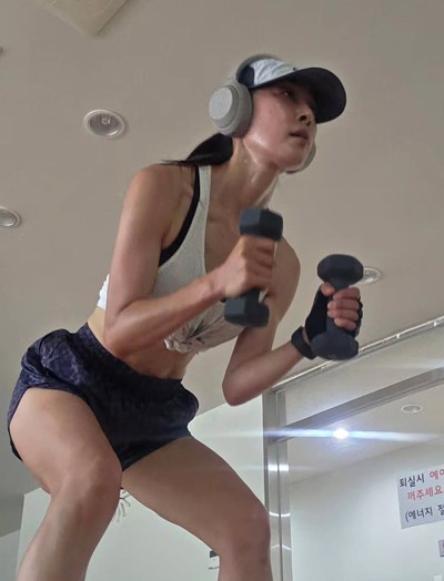 Cơ bụng khó tin của nữ diễn viên 50 tuổi