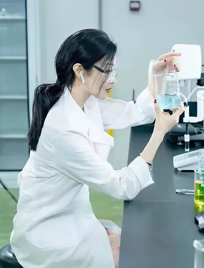 Phú bà livestream bán mặt nạ kiếm trăm tỷ, quá khứ bị phốt "làm màu" trong phòng thí nghiệm