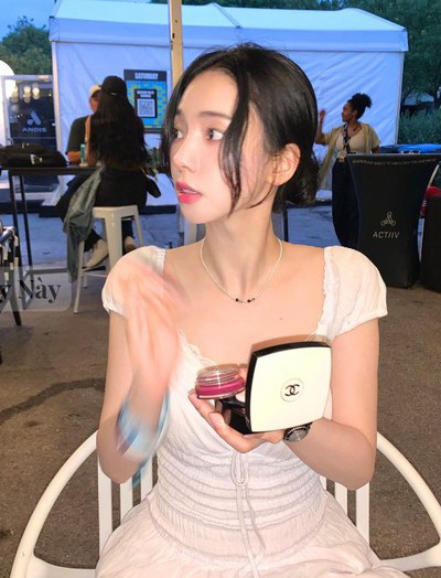 Đụng đầm nàng thơ, Lisa khoe lưng ong quyến rũ, Karina kín đáo vẫn đẹp mê