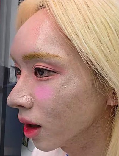 Hơn 2 triệu người hoảng hốt với bức ảnh như cả "tấn phấn" trên mặt của idol live Hàn Quốc