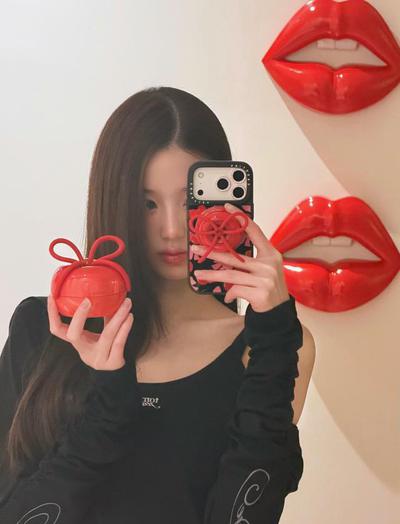Giải mã "chiếc lược Cherry" gây sốt khắp Châu Á của Jang Won Young: Đồ lưu niệm của idol hay "vũ khí" kinh doanh thiên tài của Medicube?