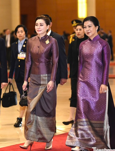 Trang phục cùng mang sắc tím của bà Ngô Phương Ly và Hoàng hậu Thái Lan gây chú ý