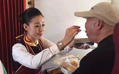Tiếp viên hàng không quỳ xuống sàn máy bay đút cơm cho khách gây xúc động mạnh
