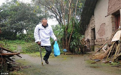 "Chú lính chì dũng cảm" chống nạng đi khắp nơi khám bệnh cho dân