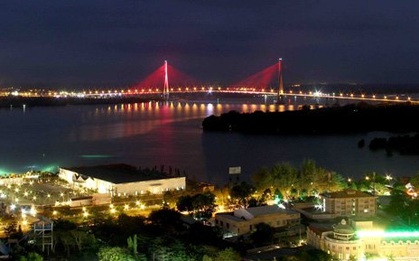 Ngắm dàn đèn nghệ thuật gần 30 tỷ đồng trên cầu Cần Thơ