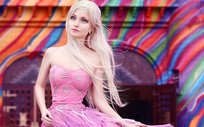 Búp bê Barbie đời thực có vòng eo 51cm khiến nhiều người bỏ của chạy