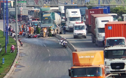 Xe bồn tông liên hoàn 6 xe máy trên xa lộ Hà Nội, giao thông ùn ứ nghiêm trọng