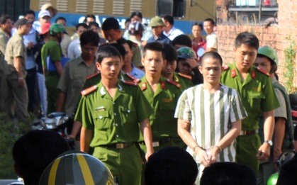 Đồng Nai: Người cha bật khóc khi thực nghiệm lại hành vi giết con trai mình
