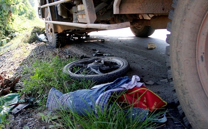 TP. HCM: Đưa cháu đi thi, người chú bị xe tải cuốn vào gầm chết tại chỗ