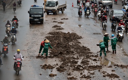 Bùn đất ngập đường Nguyễn Trãi trong giờ cao điểm
