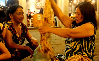 Sau hỏa hoạn ở Sài Gòn, người dân xóm nghèo san sẻ từng tấm áo quần cho nhau