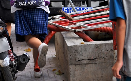 Người Sài Gòn khổ sở vượt chướng ngại vật khi đi bộ trên vỉa hè