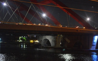 Cô gái chạy xe máy lên cầu rồi nhảy sông Sài Gòn tự tử