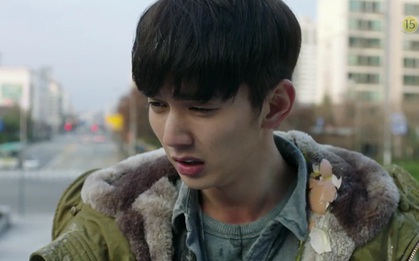 Hết khóc thảm thiết, Yoo Seung Ho lại bị ném trứng vào người
