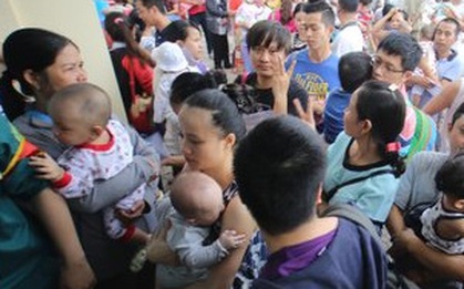 TP.HCM: Đông đảo phụ huynh chờ chích ngừa vắcxin 5 trong 1 cho trẻ