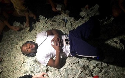 Mayweather nằm thư giãn trên thảm tiền cùng dàn người đẹp