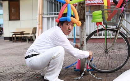 Trường Giang vừa bán bong bóng vừa làm "hiệp sĩ đường phố"