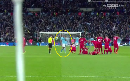 Kompany có hành động đẹp tới mức khó tin đối với cầu thủ Liverpool