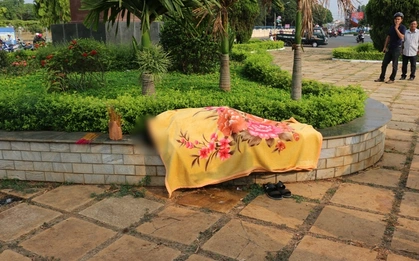 Phát hiện thi thể người đàn ông trong quảng trường ở Gia Lai