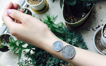 Giờ các cô gái phải khoe thân hình mong manh bằng đồng tiền xu bé xíu cơ!