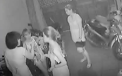 Camera ghi lại cảnh cãi vã, xô xát giữa chủ trọ và 3 cô gái trẻ