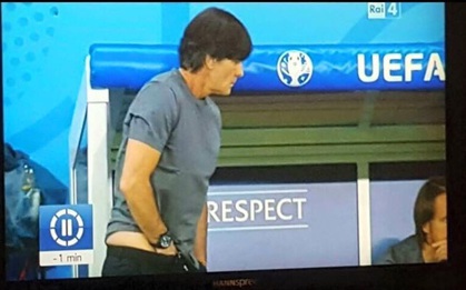 Há hốc mồm với hành động... mất vệ sinh của HLV Joachim Loew