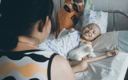 Bé gái ung thư bị bỏ rơi khi 20 ngày tuổi và 11 năm được chở che bởi người mẹ "đặc biệt"
