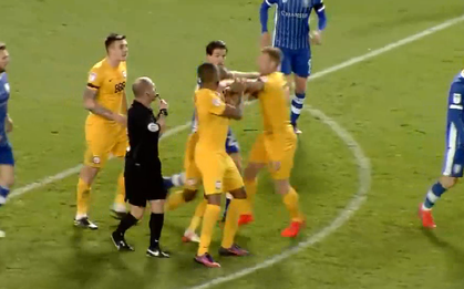 2 cầu thủ Preston North End tái hiện màn "gà nhà đá nhau" kinh điển