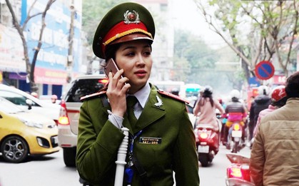 Nữ cảnh sát xinh đẹp phân luồng giao thông trong ngày vía thần Tài