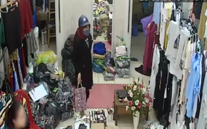 Clip: Hành vi trộm cắp tinh vi của bà mẹ trẻ ở chợ Ninh Hiệp khiến nhiều người phẫn nộ
