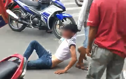 Thanh niên trộm xe máy bị kéo lê, đánh đập dã man giữa đường phố Sài Gòn