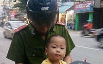 "Cháu bé ngồi trên xe của chú Công an mà mọi người đang chia sẻ không phải con tôi"