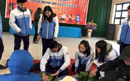 Hưởng ứng tinh thần "Cơm có thịt", HS tại Hà Nội gói tặng 800 chiếc bánh chưng gửi về Lai Châu