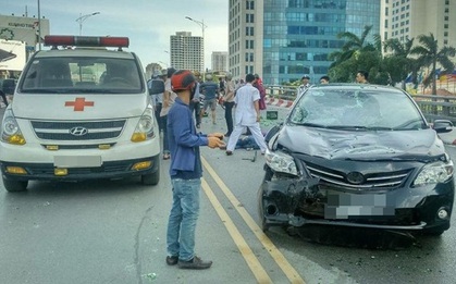 Hà Nội: Ô tô đâm hàng loạt xe máy trên cầu vượt Nguyễn Chí Thanh, 4 người bị thương nặng