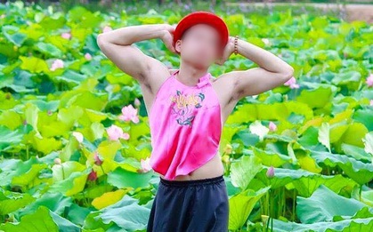 Chàng trai mặc yếm hồng chụp với hoa sen: "Phụ nữ làm được thì chúng tôi cũng làm được"