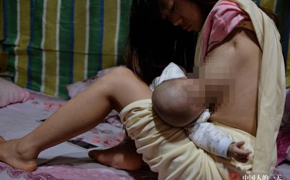Bức ảnh người mẹ không tay vẫn oằn mình cho con bú lay động hàng triệu trái tim