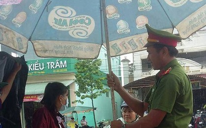 Hình ảnh đẹp mùa thi: Chú công an cầm chiếc ô lớn để che mưa cho thí sinh ở Tây Ninh