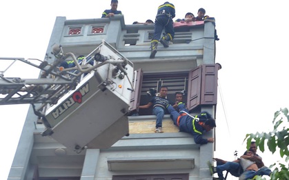Hà Nội: Giải cứu thành công người đàn ông nhảy lầu tự tử