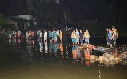 Ba nữ sinh tình nguyện của trường Đại học Ngoại thương bị lũ cuốn mất tích
