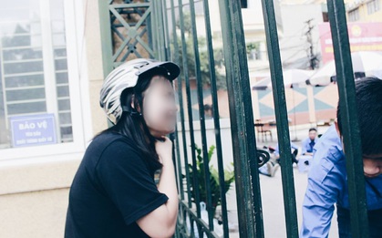 Giấu bố mẹ thi lại Đại học, thí sinh đến muộn 1 tiếng và khóc ngất ngoài cổng trường