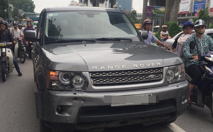 Hà Nội: Range Rover húc văng 2 mẹ con đi xe đạp điện xuống đường rồi bỏ trốn