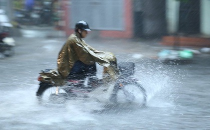 Nhiều tuyến đường ở Hà Nội "thất thủ" sau trận mưa lớn