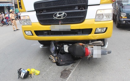 TP HCM: Va chạm với xe tải, cụ ông hơn 70 tuổi ngã văng ra đường